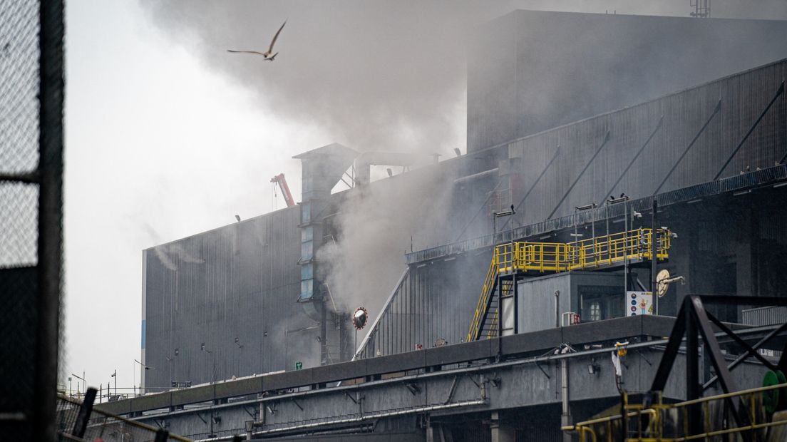 Sinds donderdagmiddag woedde er een zeer grote brand bij een Rotterdamse afvalverwerker