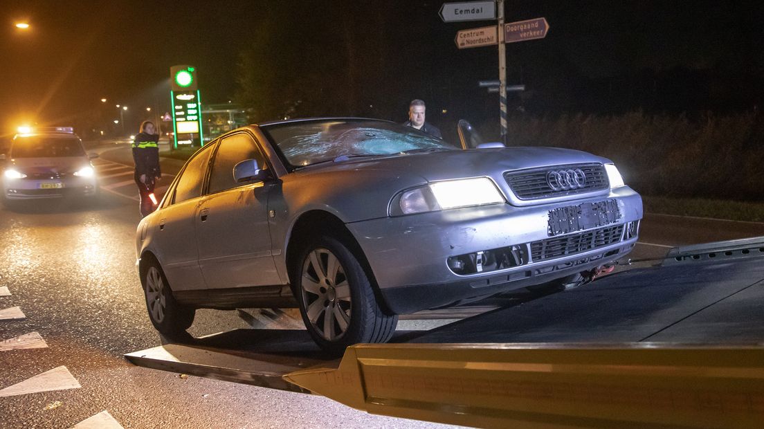 Auto en scooter botsen in Baarn.