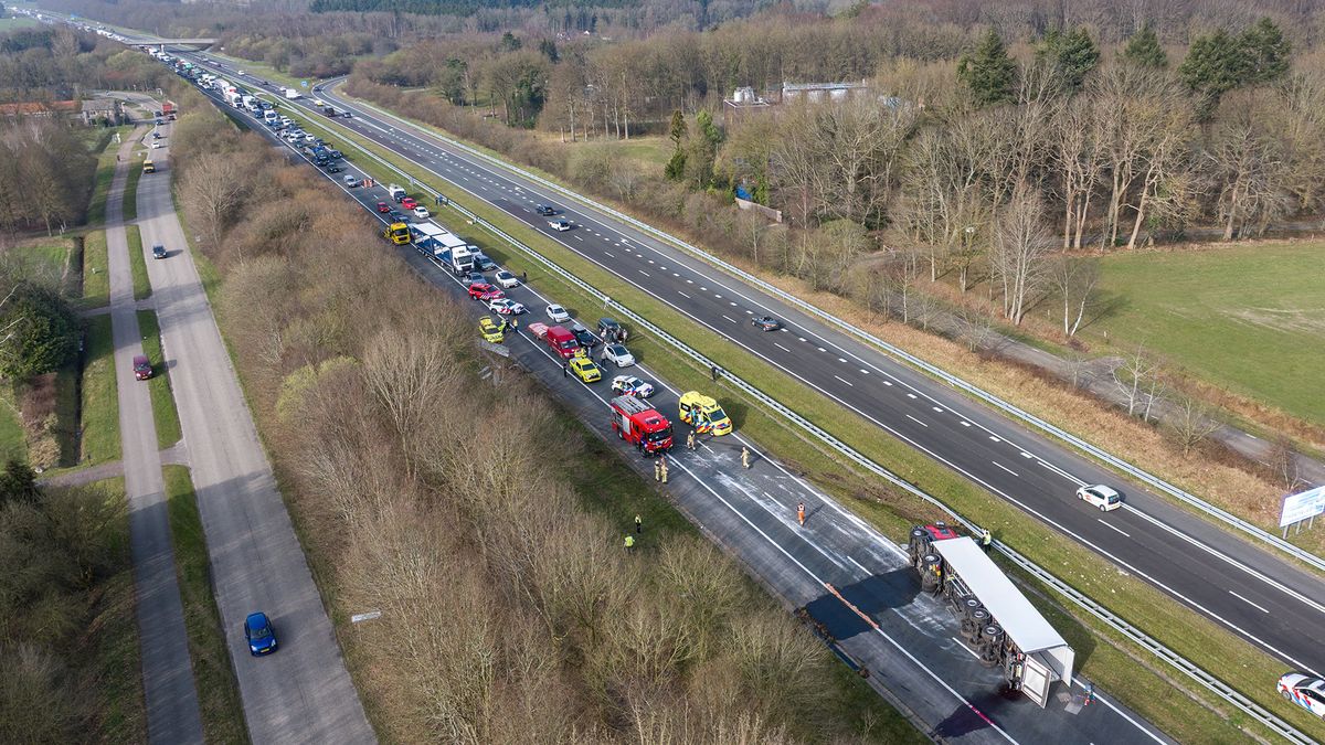 Twee gewonden door gekantelde vrachtwagen, A32 afgesloten