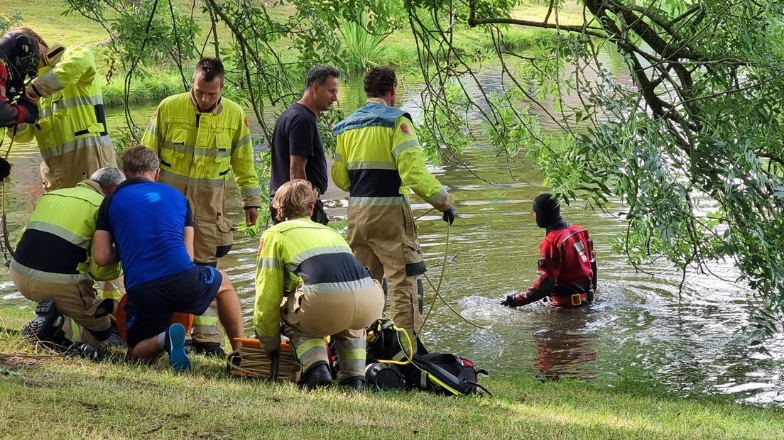 De brandweer zoekt in de vijver langs de Orionlaan