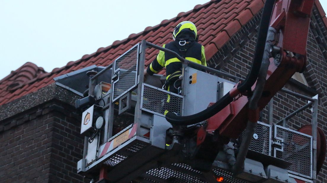 Storm rukt dakbedekking los in Luxemburgstraat in Den Haag 