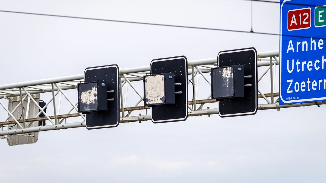 Wit Uitgeslagen Matrixborden Boven Snelweg Wat Is Het Omroep West wit-uitgeslagen-matrixborden-boven-snelweg-wat-is-het-omroep-west