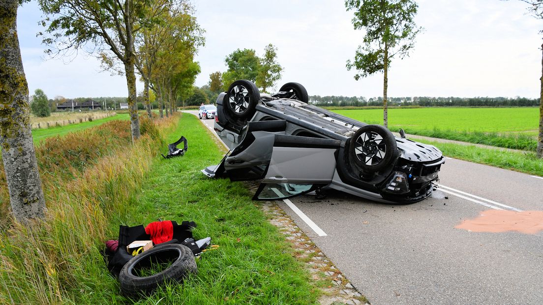 Omdat de bestuurder bekneld zat, kwam brandweer van Tholen in actie