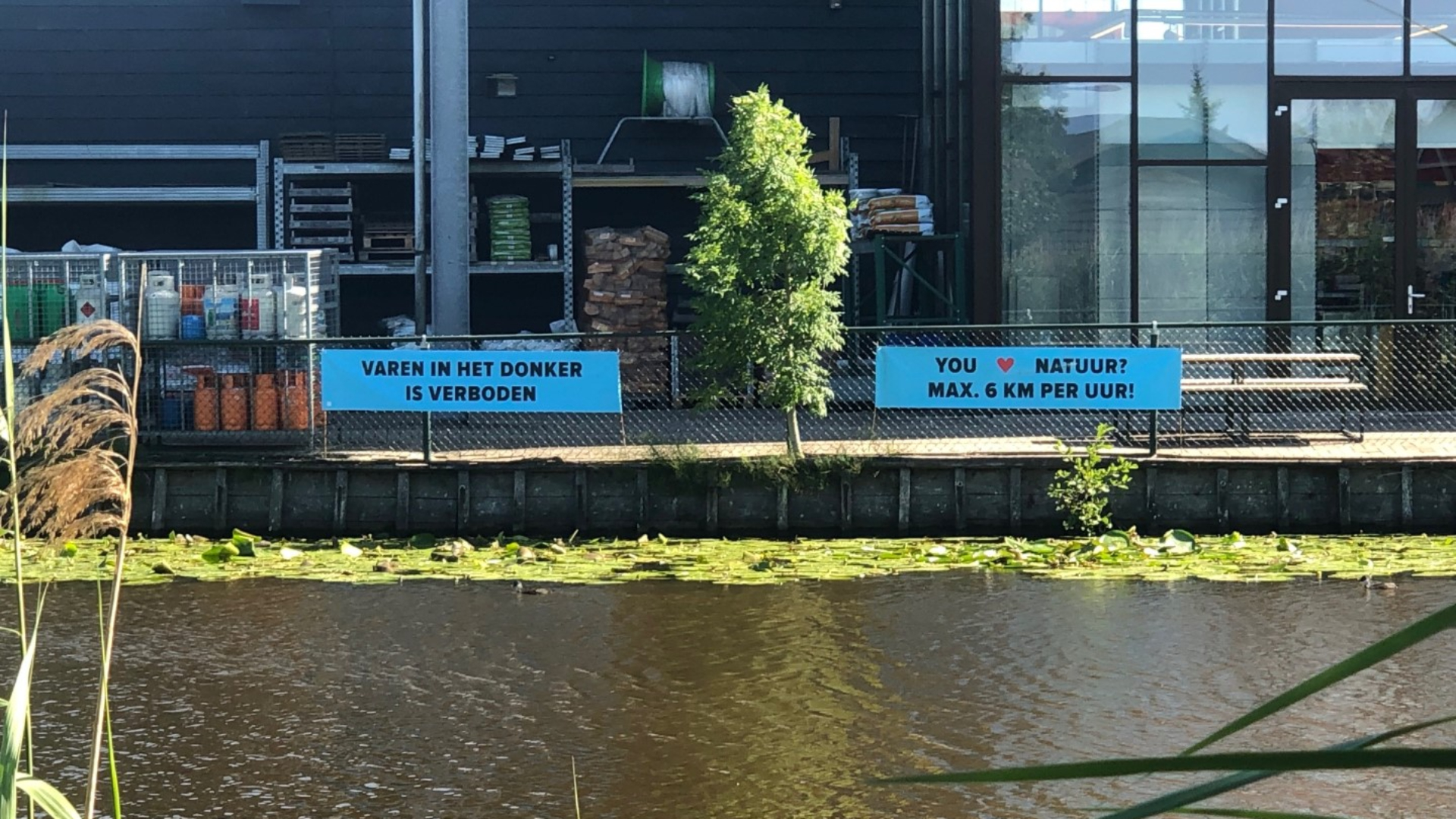 Onbekenden stelen spandoeken met vaarregels in Oud-Alblas.