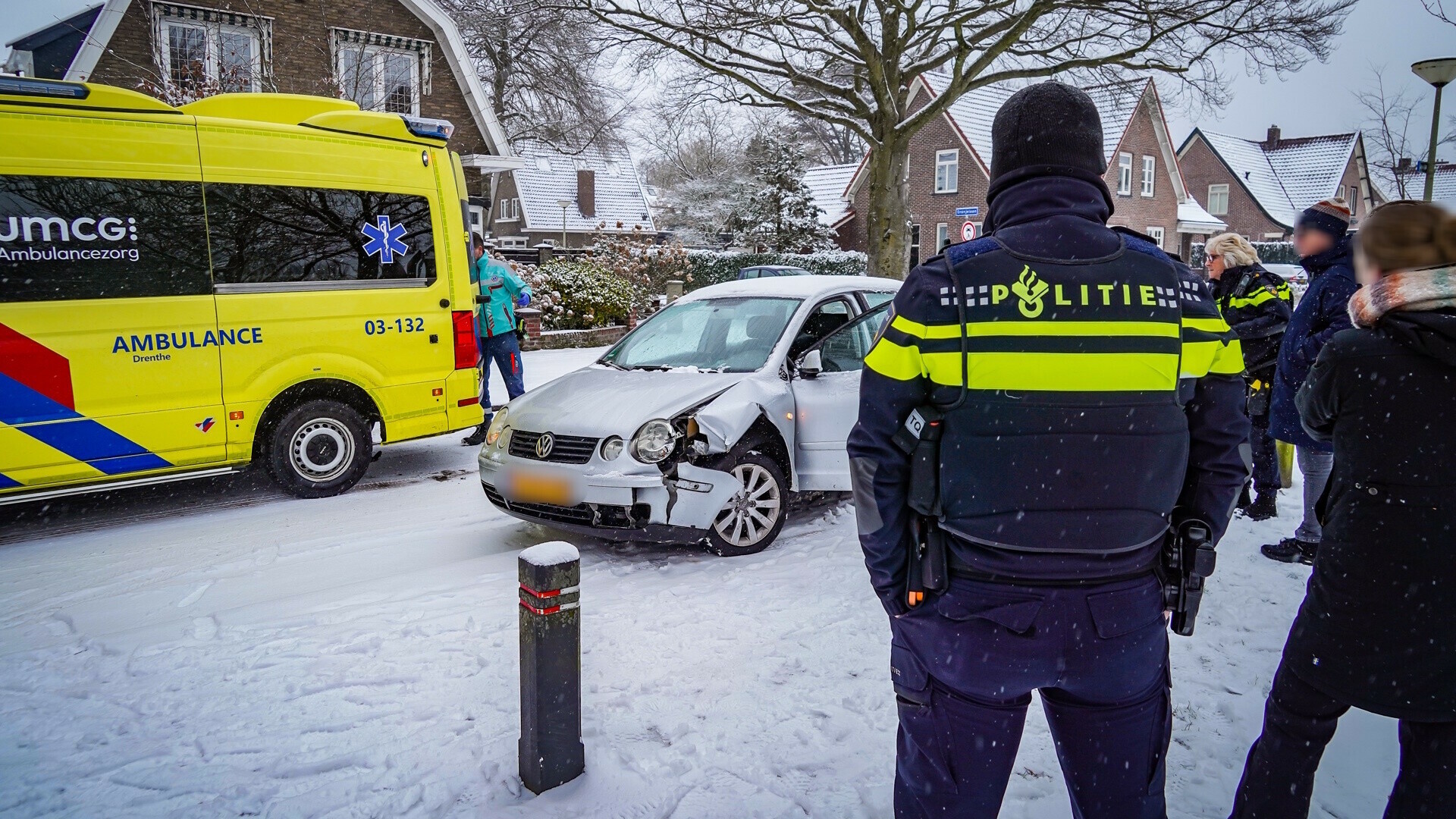 Auto botst tegen paaltje in Emmen: bestuurder gewond