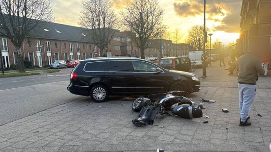 Scooterrijder gewond na botsing op kruising in Apeldoorn