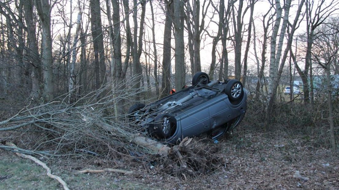 Auto over de kop geslagen en in bosschage langs de A1 bij Azelo terechtgekomen