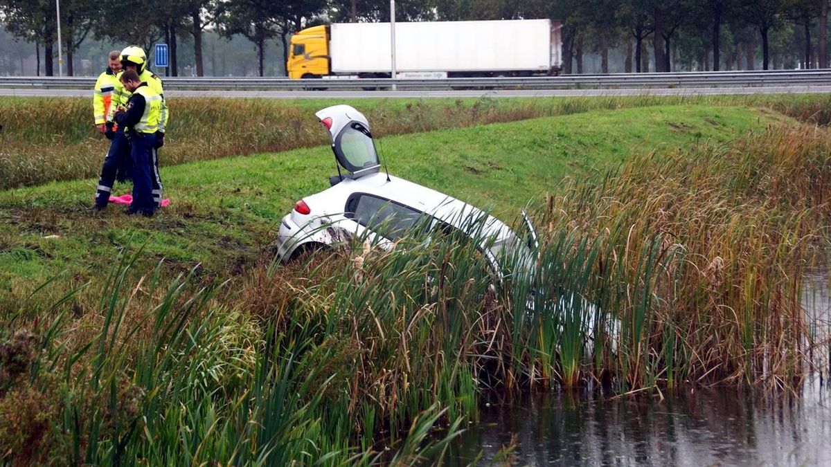 Alweer auto uit de bocht en te water op knooppunt Lankhorst bij Staphorst
