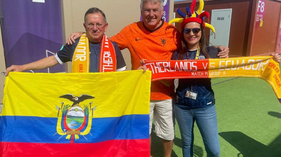 Oranjefan Jan Baart ontmoet fans van Ecuador