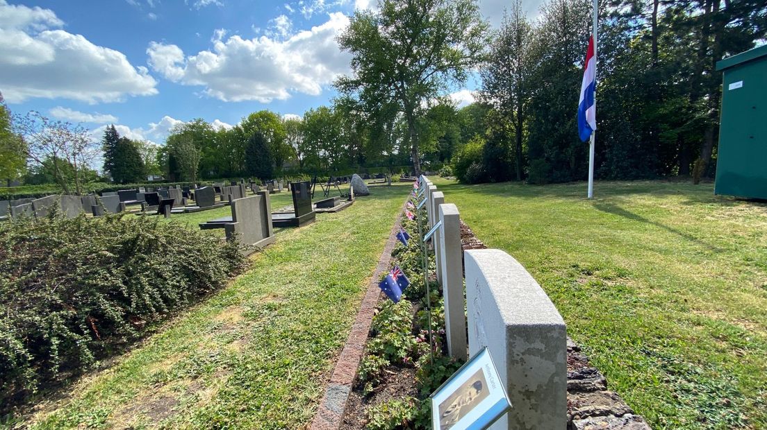 De graven worden voorzien van bloemen vandaag (Rechten: Janet Oortwijn / RTV Drenthe)