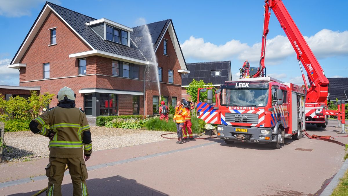 112-nieuws dinsdag 21 juli: Brand bij zonnepanelen op woning in Leek • Auto en vrachtwagen botsen op