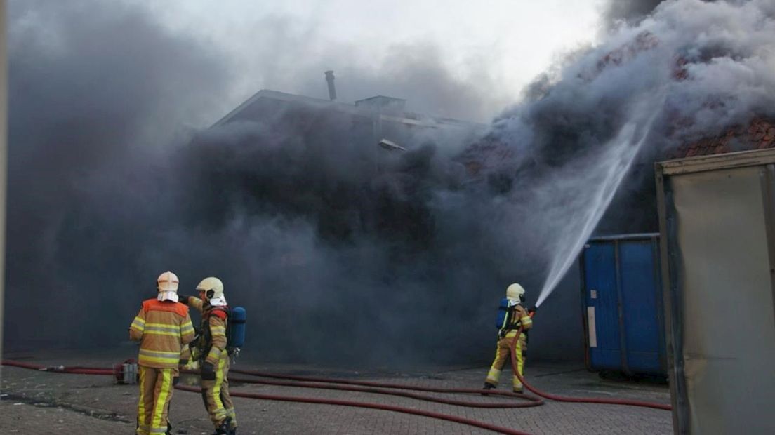Bij de brand in Genemuiden is asbest vrijgekomen