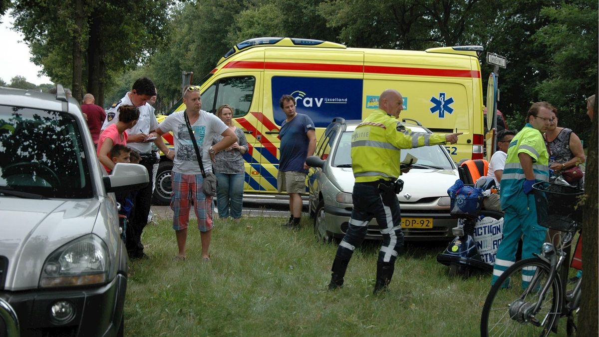 Bestuurder scootmobiel gewond na botsing met auto in Rheezerveen