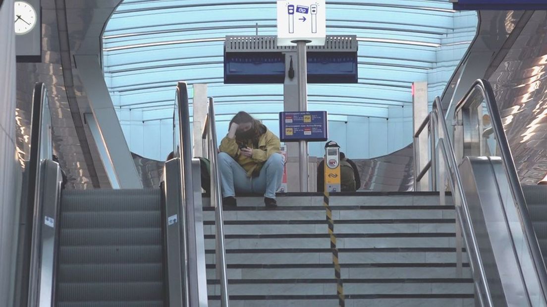 Landelijk treinverkeer werd stilgelegd na een telefoonstoring. Reizigers strandden op stations.