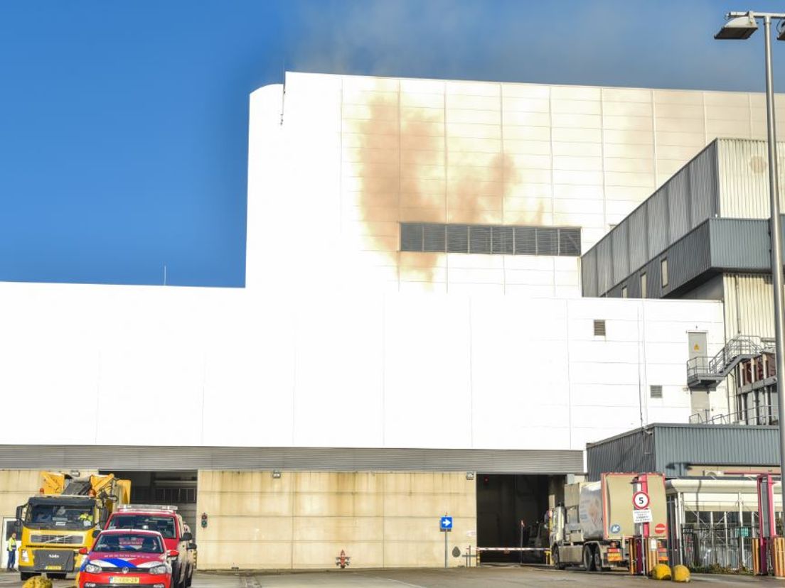 Bij de brand komt veel rook vrij.