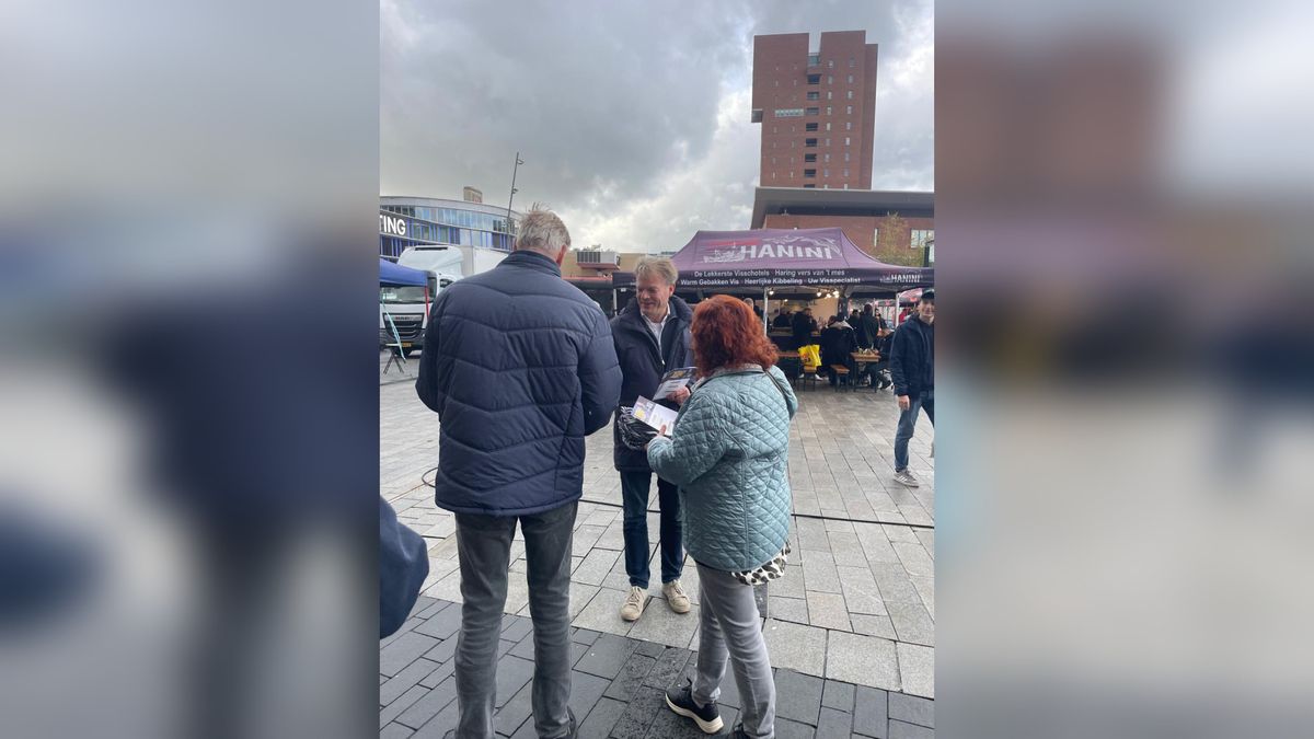 Verkiezingsblog: Pieter Omtzigt flyert voor NSC in Enschede