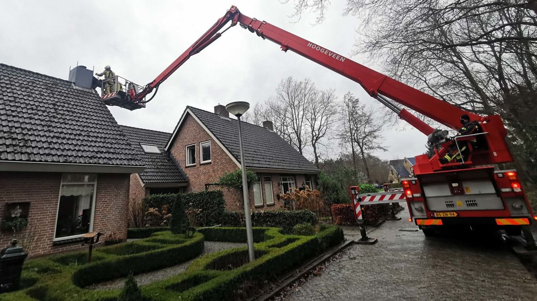 De brandweer hielp met de loszittende schoorsteen (Rechten: Persbureau Meter)