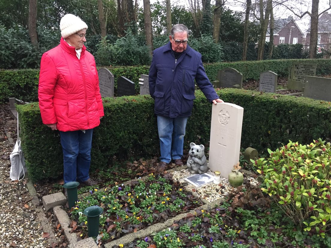 Anton de Man met zijn vrouw bij het graf