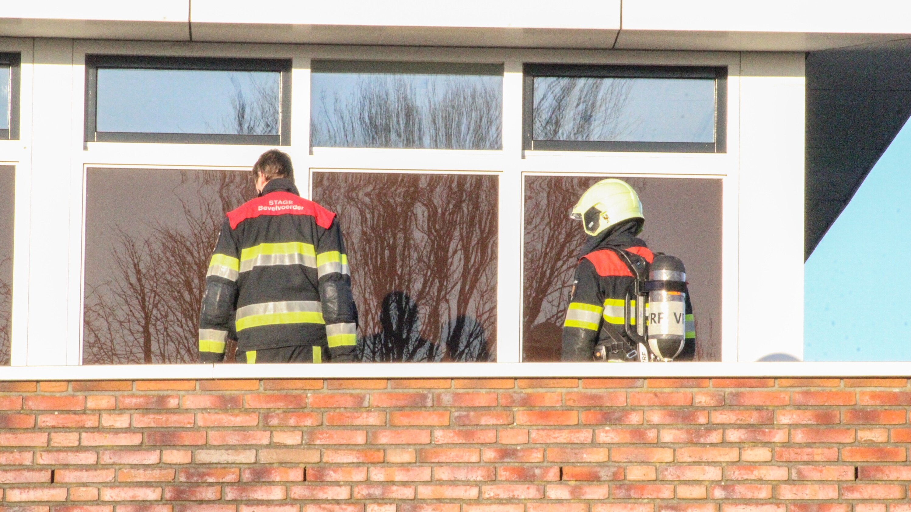 Brandweer bij de school in Wommels