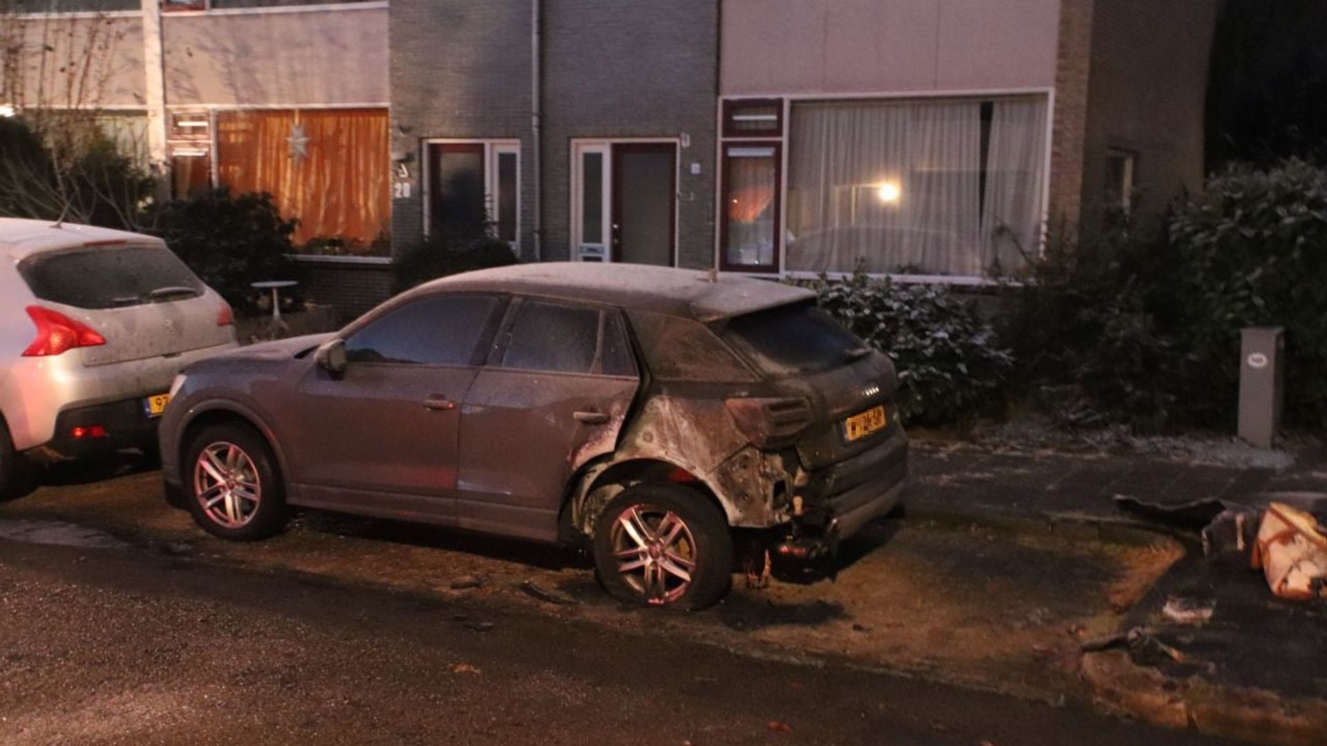 112 nieuws: derde autobrand in 1,5 maand in Zwolse straat | Ernstig