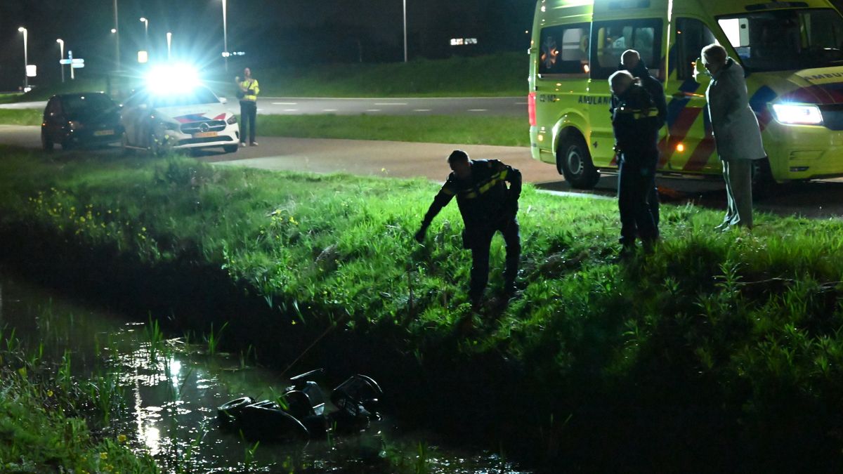 Scootmobiel te water in Leeuwarden, bestuurder naar het ziekenhuis