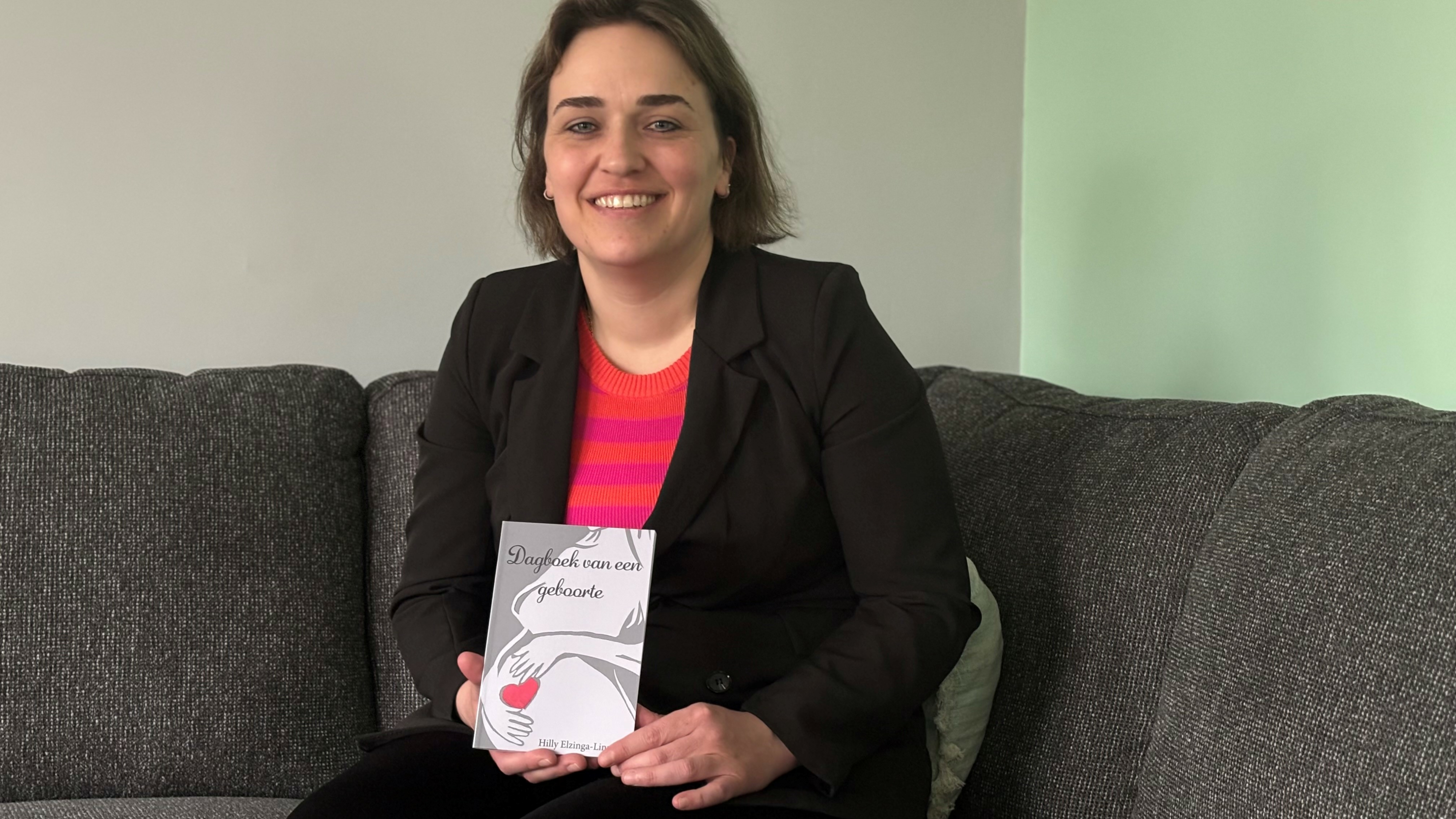 Hilly Elzinga-Linstra mei har boek 'Dagboek van een geboorte'