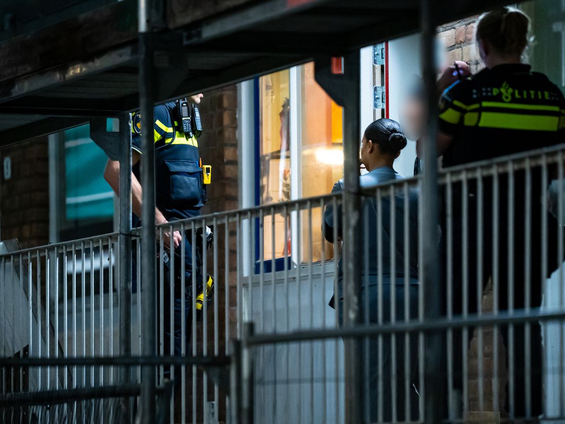De politie in gesprek met de 83-jarige bewoner.