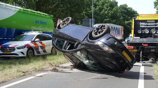 Drie autos betrokken bij ongeval, voertuig belandt op de kop. Drie autos betrokken bij ongeval, voertuig belandt op de kop.