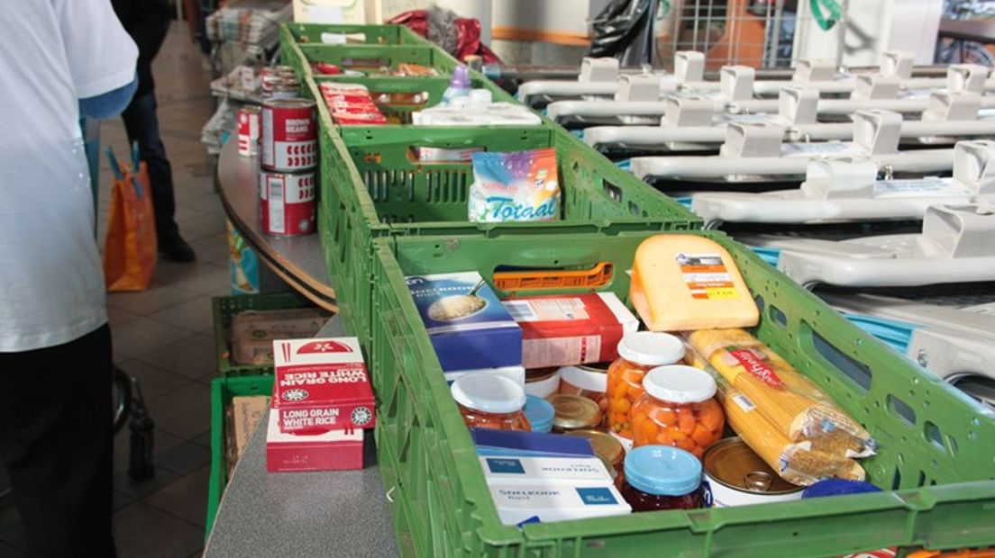 De vrijwilligers van de voedselbank en de gemeente Zutphen gaan samen proberen om meer mensen uit de armoede te krijgen. In het nieuwe onderkomen van de voedselbank op bedrijventerrein De Mars wordt straks niet alleen een voedselpakket verstrekt, het wordt ook een plek voor andere hulpverleners.