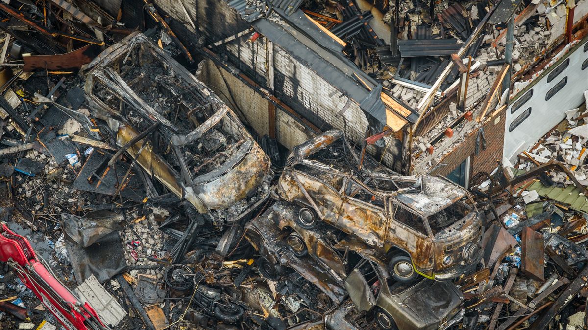 Stan ziet hoe grote brand drie loodsen en huis verwoest: 'Sta nog te trillen op m'n benen'