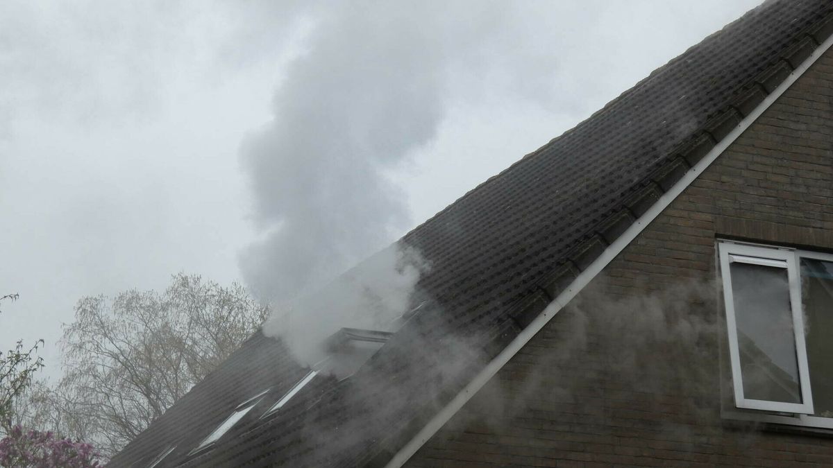 Brand in woning Hoogersmilde, omwonenden moeten huis verlaten