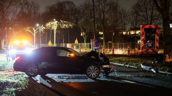 Auto rijdt lantaarnpaal omver | Motorrijder gewond na botsing met auto. Auto rijdt lantaarnpaal omver | Motorrijder gewond na botsing met auto.