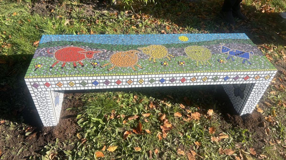 Regenboogbankje in Exloo: 'We hebben de schaapskudde erin verwerkt'