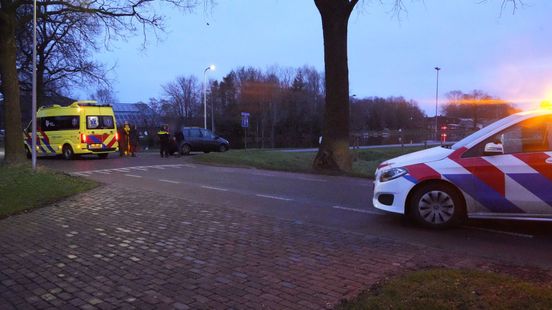 Fietser gewond na botsing met auto in Dalerveen. Fietser gewond na botsing met auto in Dalerveen.