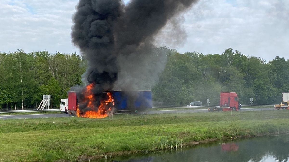 Grote vrachtwagenbrand op A73 bij Castenray