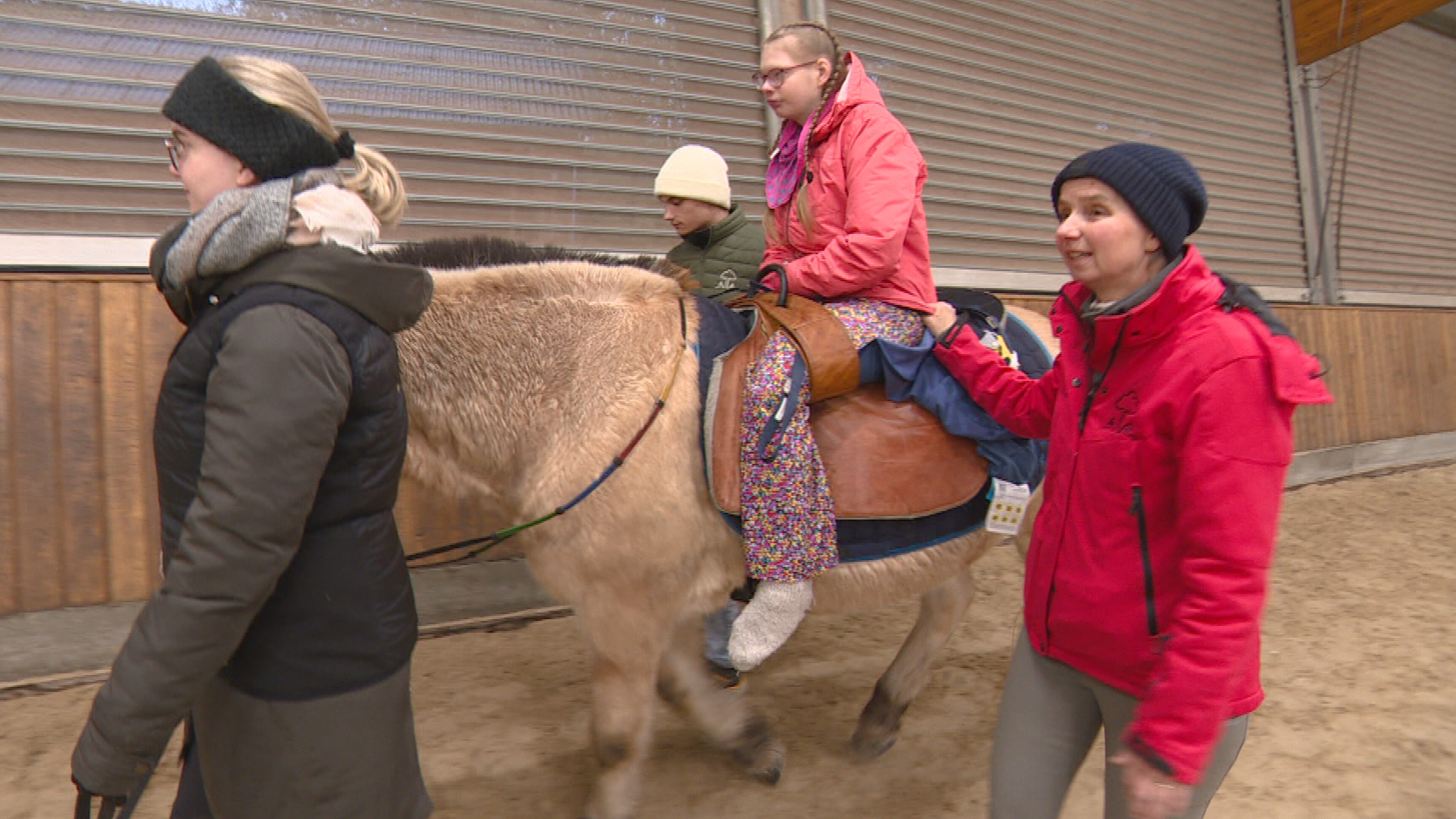 Tessa kin no selsstannich op de ponny sitte