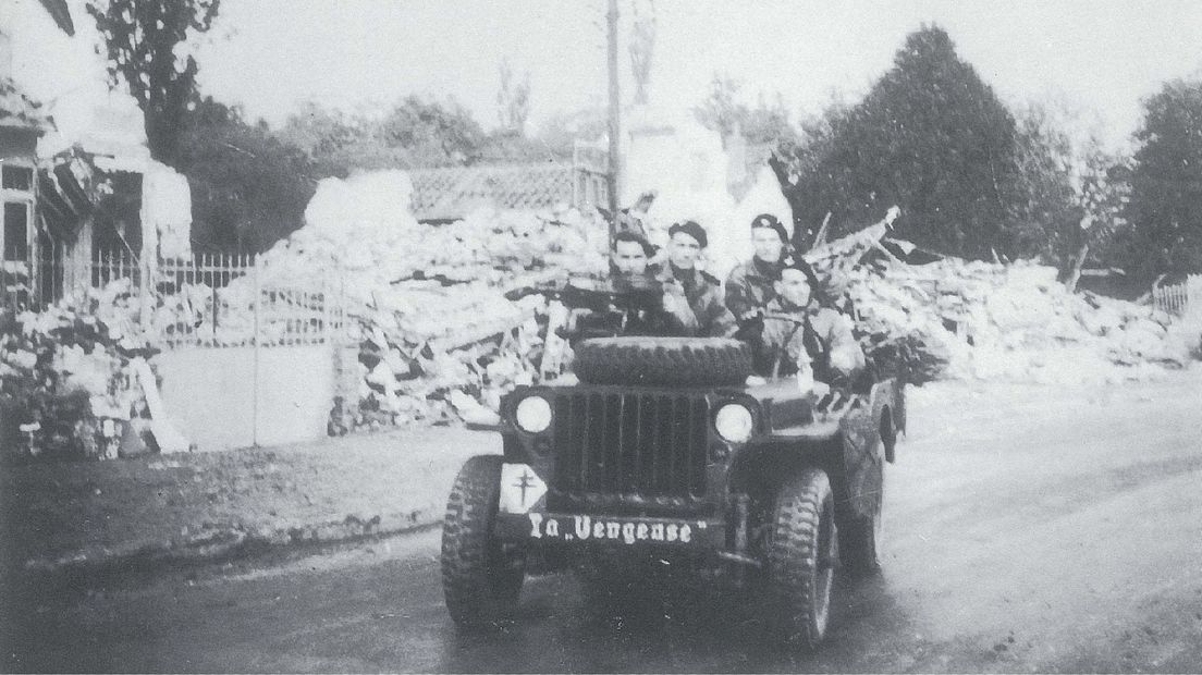 Vier soldaten in een jeep, Achille Muller zit achter het stuur