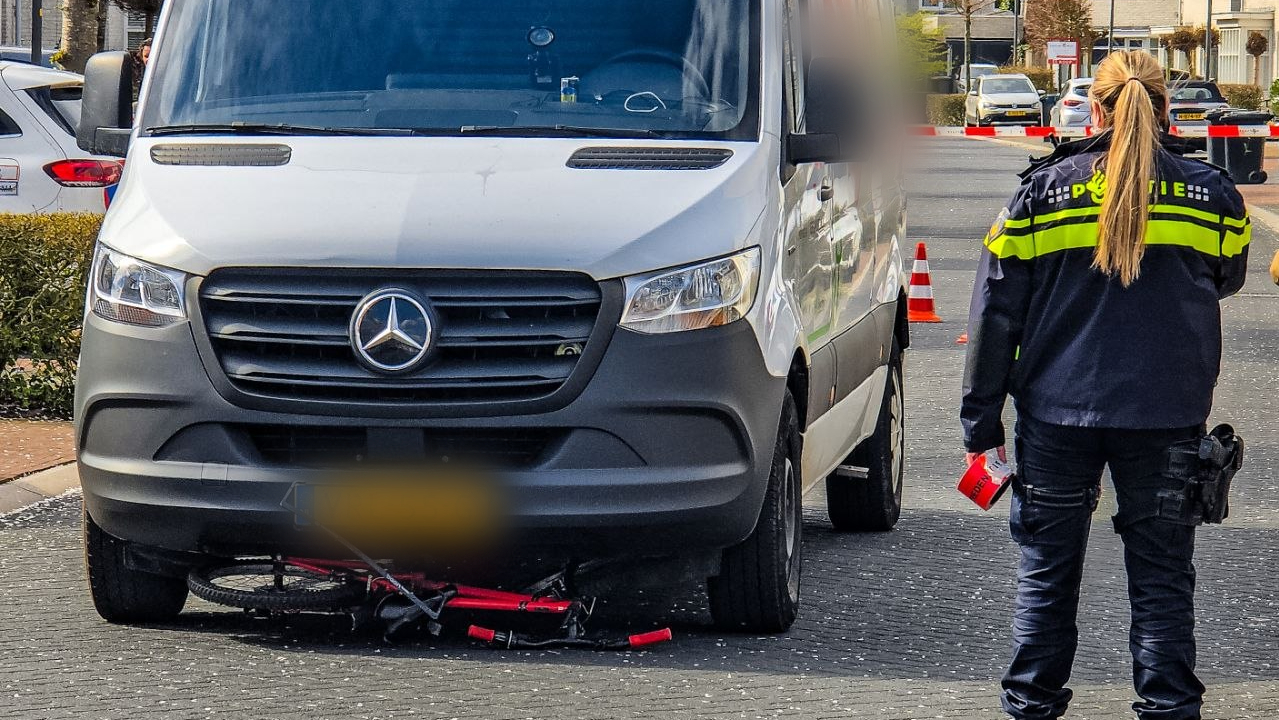Kind op fiets aangereden door busje in Borne.