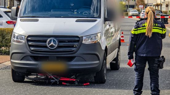 Kind op fiets aangereden door busje in Borne. Kind op fiets aangereden door busje in Borne.