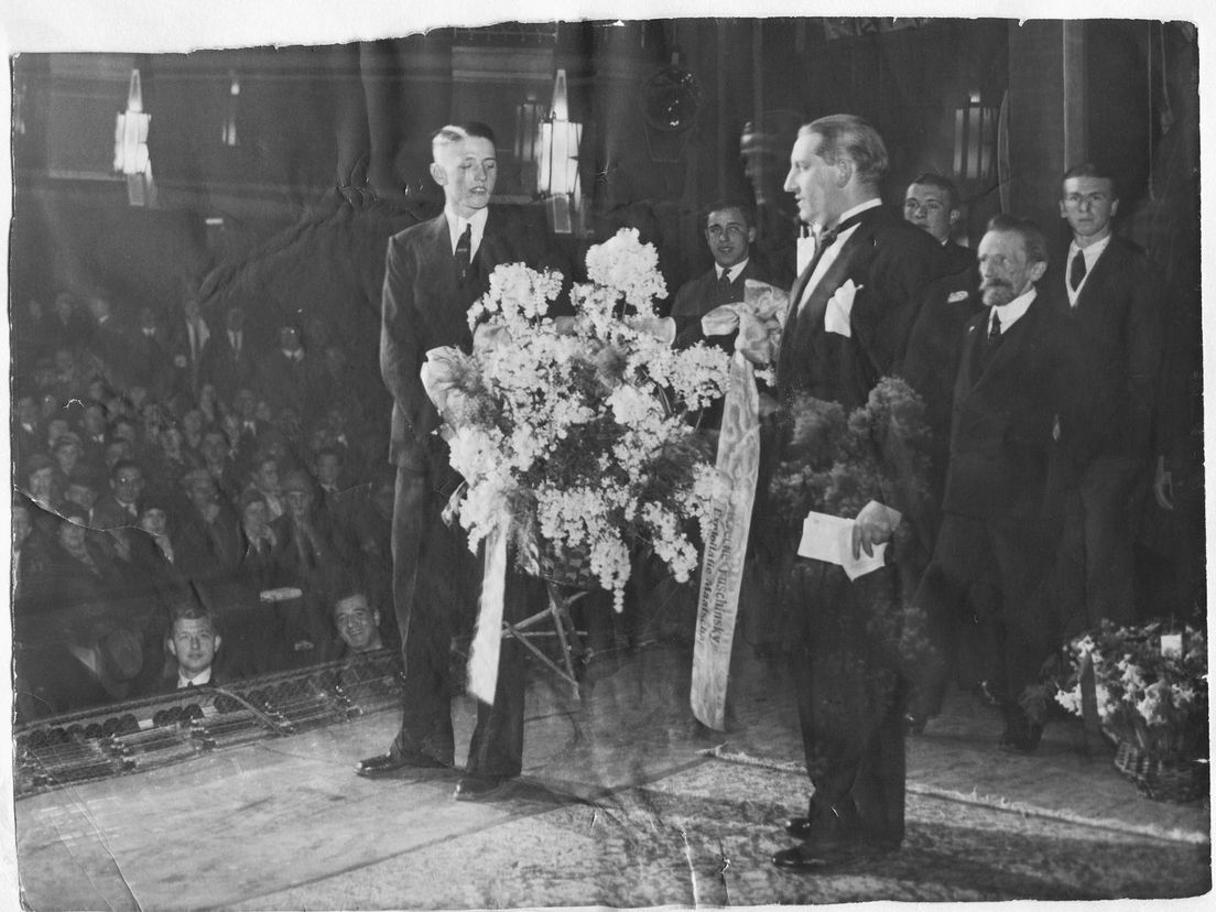 Vlasblom (links) gehuldigd in het Grand Theatre