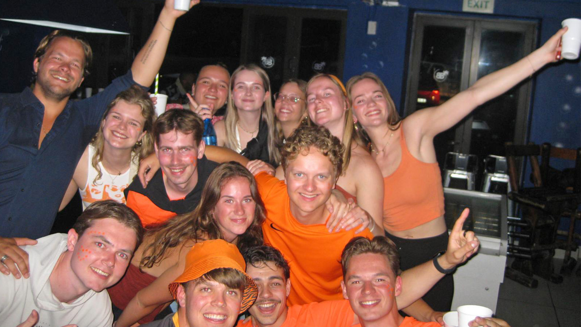 Manon (met bril) middenin een groep studenten