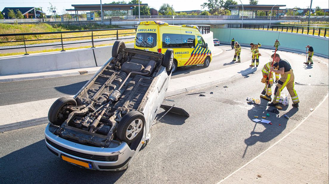 Automobilist verliest macht over het stuur en slaat over de kop