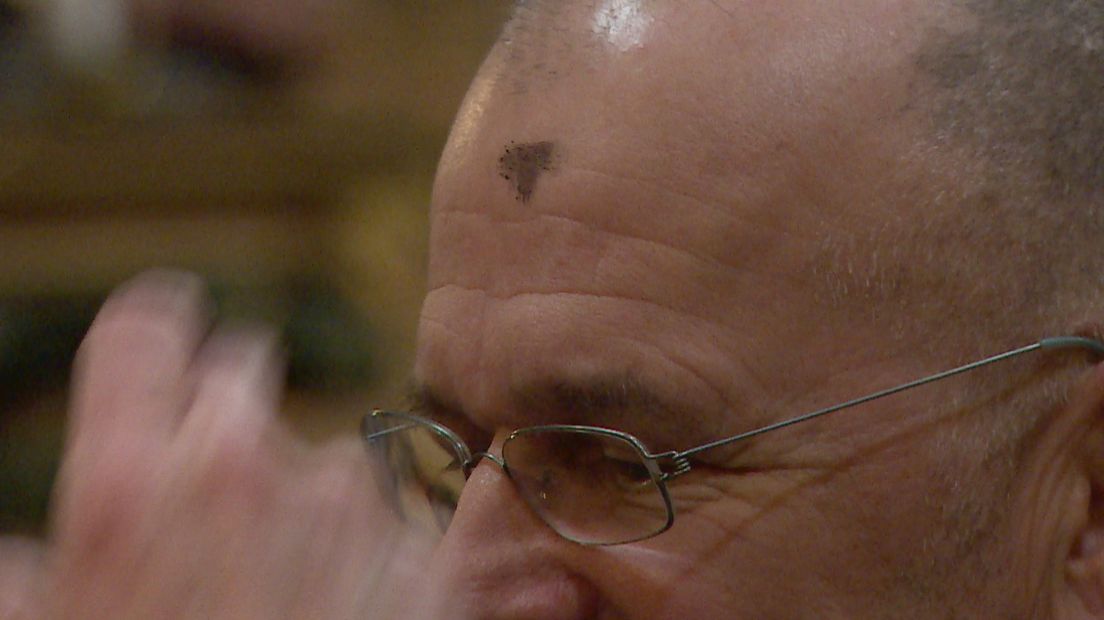 Kerkgangers in Aardenburg krijgen een kruisje van as van de pastoor