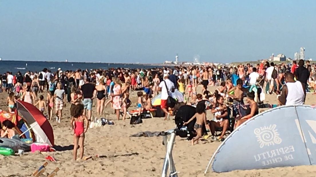 Even rustig op het strand liggen is er soms niet bij op Kijkduin.