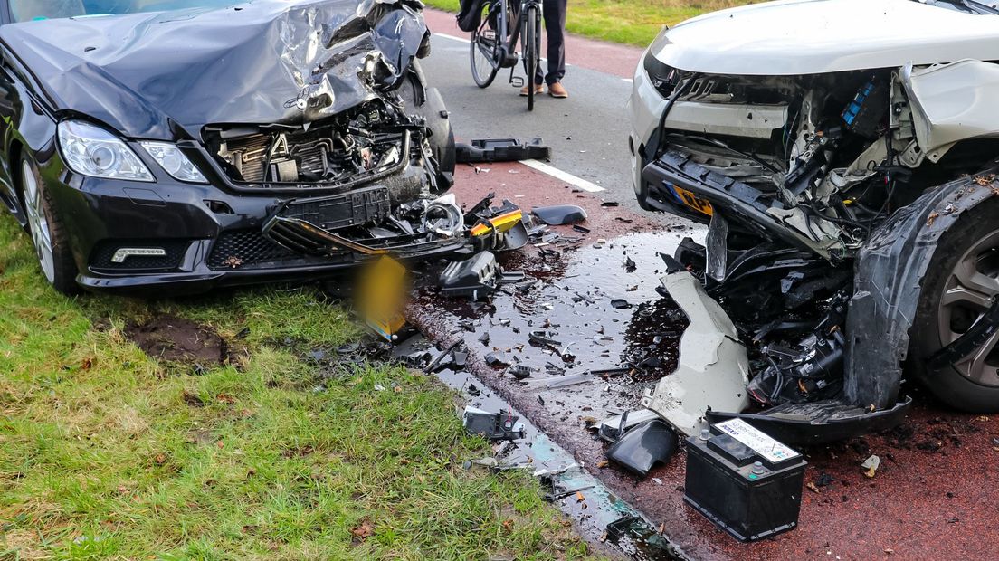 De beschadigde auto's in Beekbergen.
