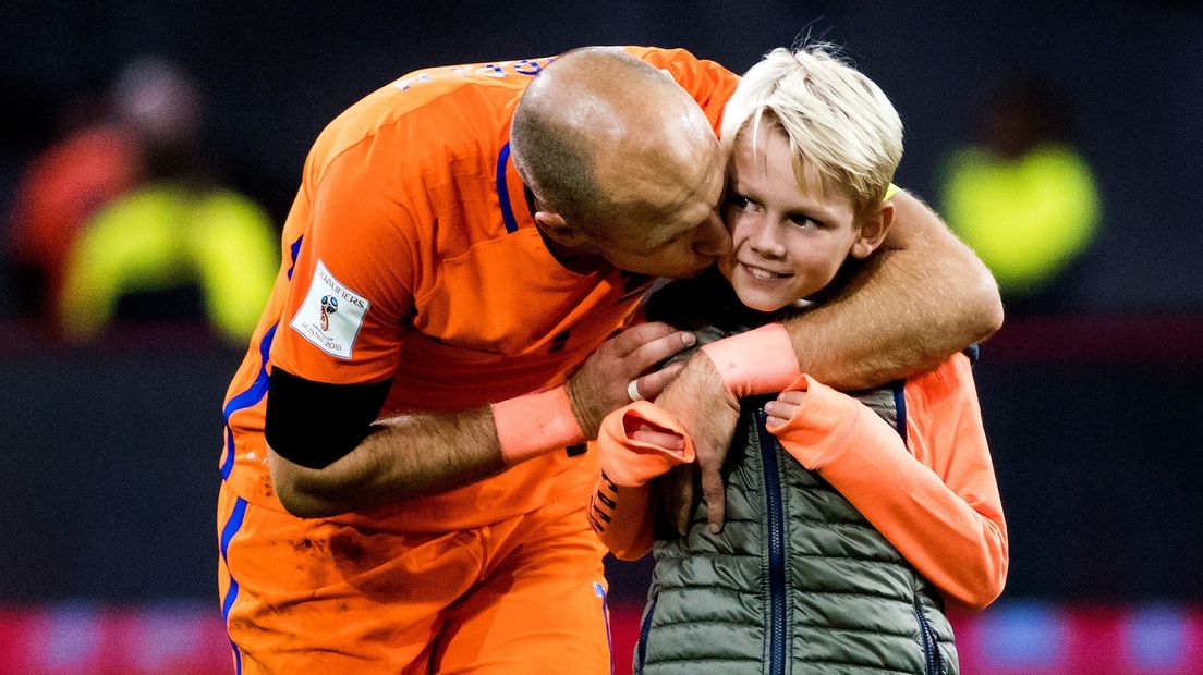 Arjen Robben omhelst zijn zoontje na zijn afscheid als international voor Oranje