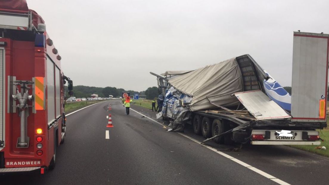 De A73 was dinsdagochtend urenlang deels afgesloten in de richting van Maasbracht. De oorzaak was een aanrijding tussen twee vrachtwagens bij Malden.
