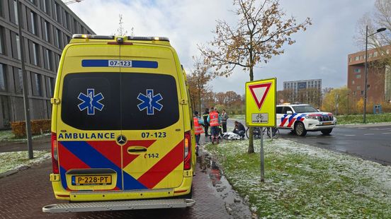 Fietser aangereden • auto botst tegen huis. Fietser aangereden • auto botst tegen huis.