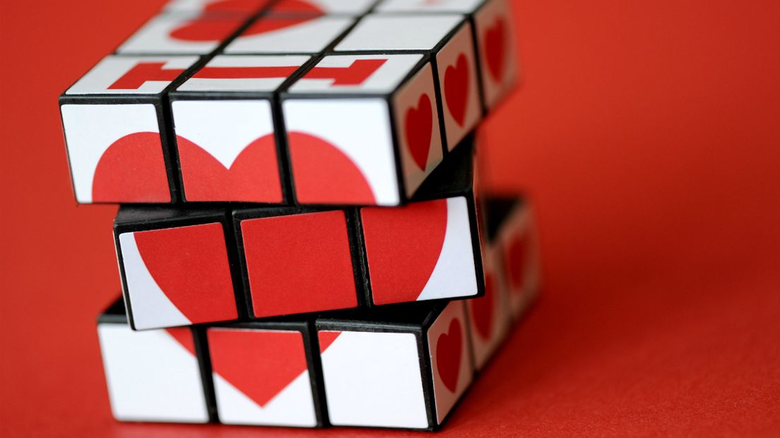 Een Rubiks-kubus met een hartje voor Valentijnsdag.
