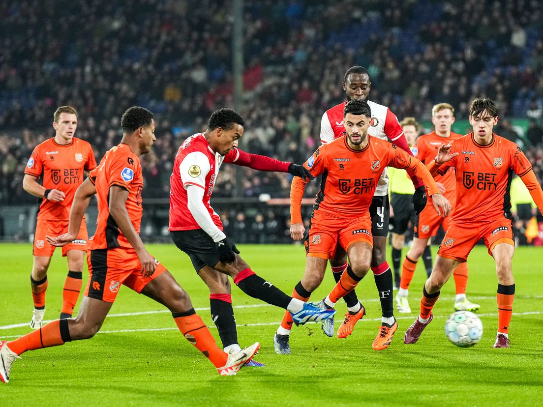 Quinten Timber maakt de openingstreffer van Feyenoord